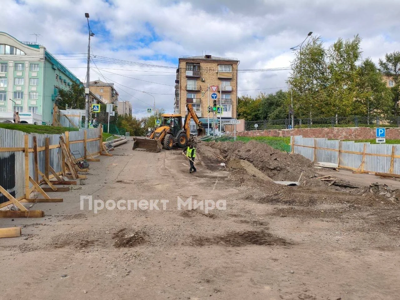 На улице Дубровинского в Красноярске ввели режим ЧС из‑за провала асфальта