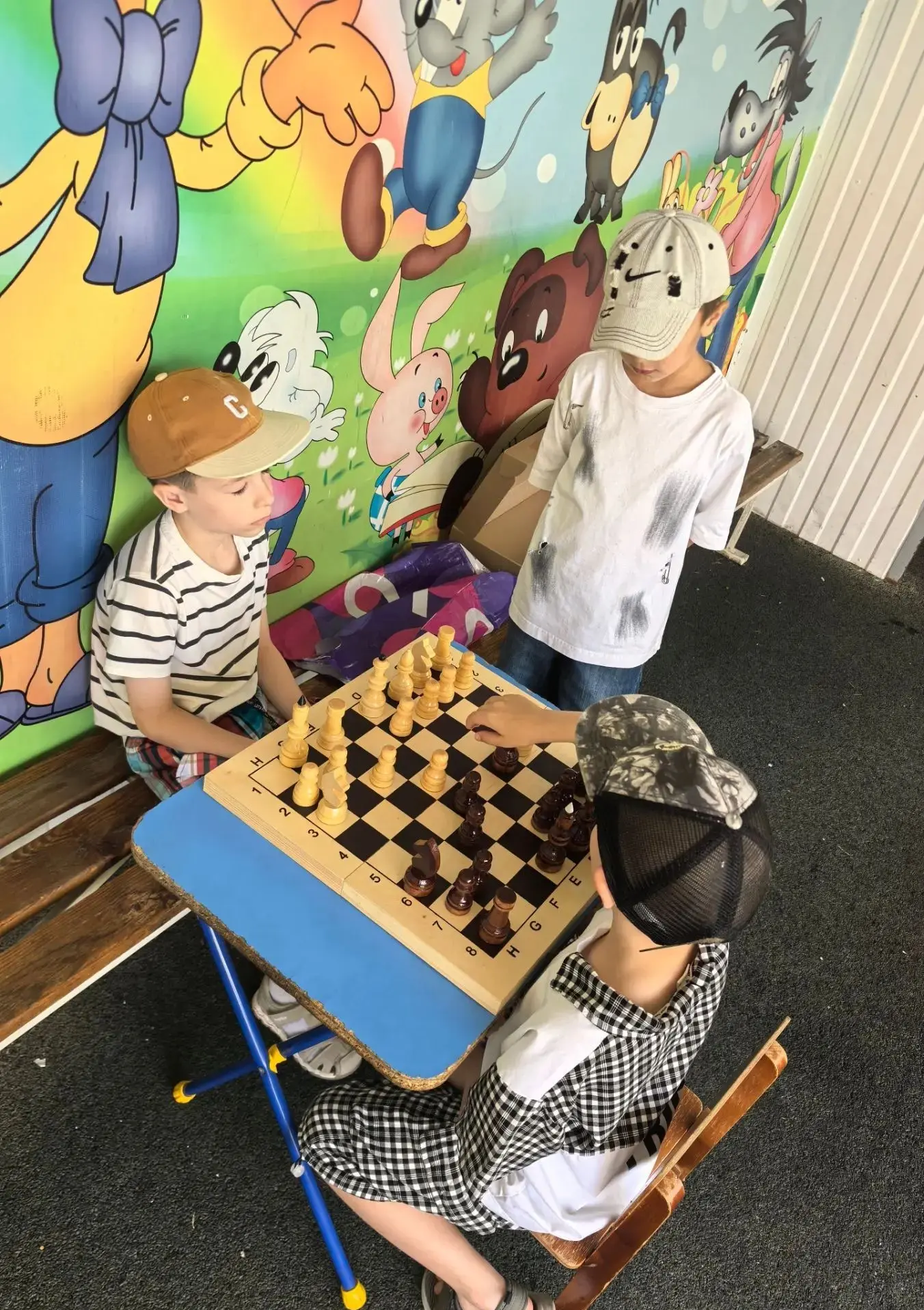 Юные гроссмейстеры в деле ♟

Ребята осваивают азы шахматной науки:  учатся видеть комбинации и  прос