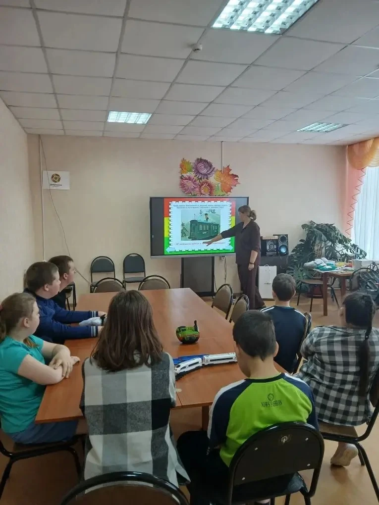 🚂 В пришкольном лагере «Дружба» прошла беседа «Уступи дорогу поездам».

Безопасность детей — приори