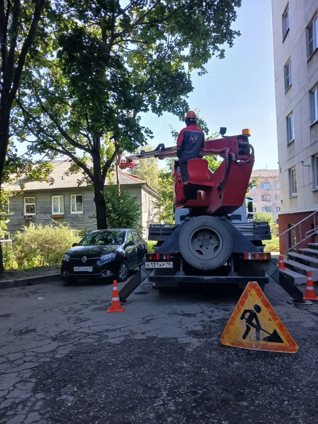 ⚡️❗️Работа в стесненных условиях: как МУППЭС ремонтирует сети наружного освещения