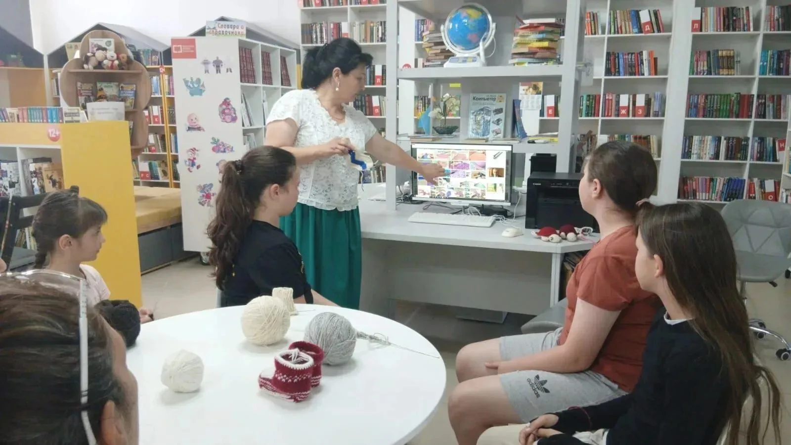 В Ходзинской модельной библиотеке прошёл мастер-класс «Трудовые навыки своими руками». ...