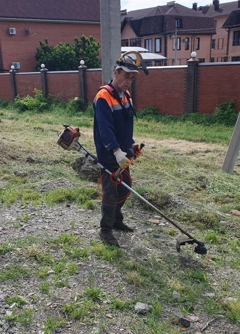🌿 В Горячем Ключе продолжаются усиленные работы по покосу травы и расчистке ливневой системы.  Комму