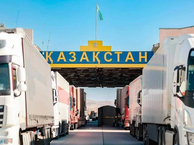 Казахстан ограничил въезд автомобилей из России, опасаясь что россияне скупят весь бензин