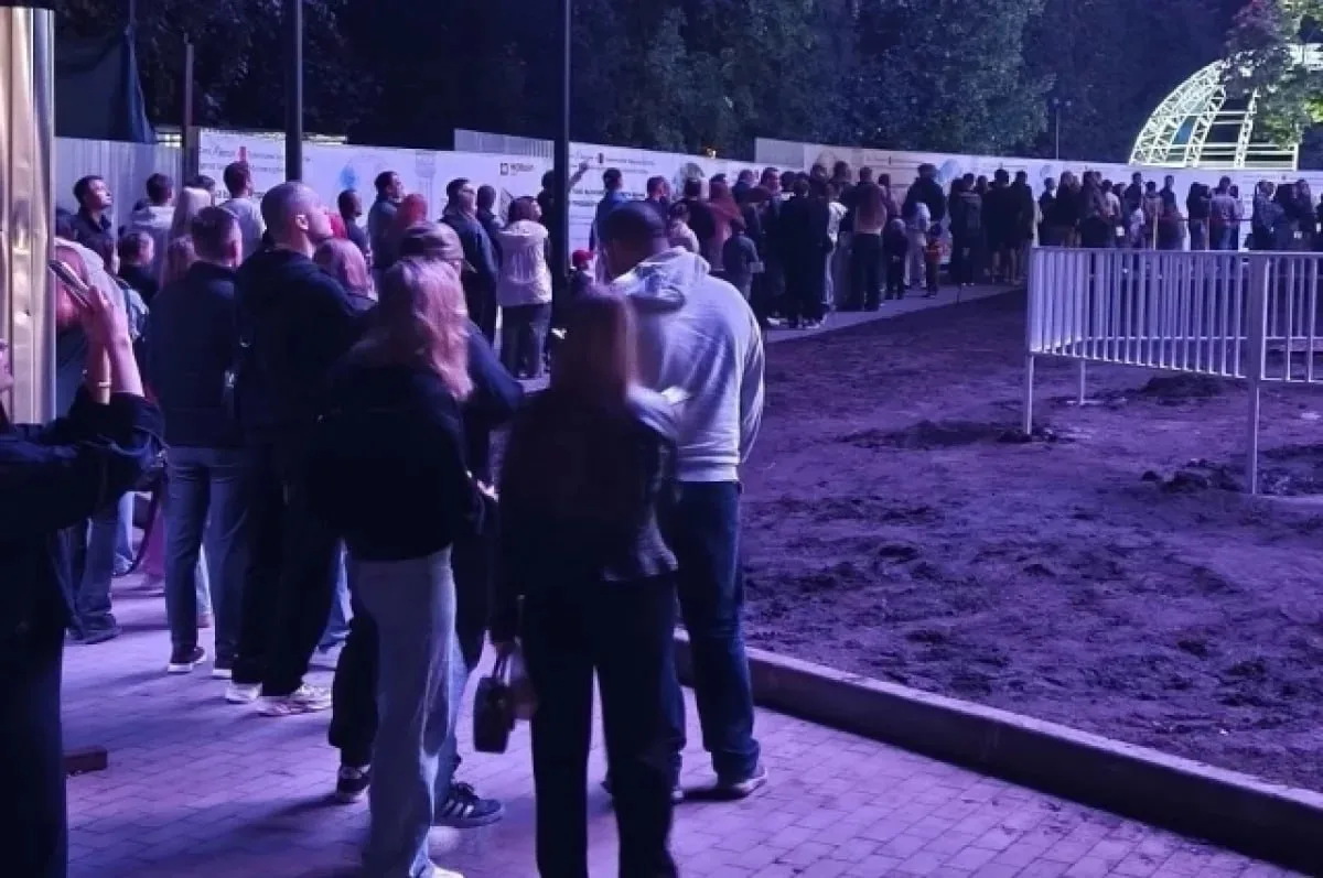 🚶‍♂️‍➡️Гигантские очереди из сотен человек собрались у нового колеса обозрения в Горсаду