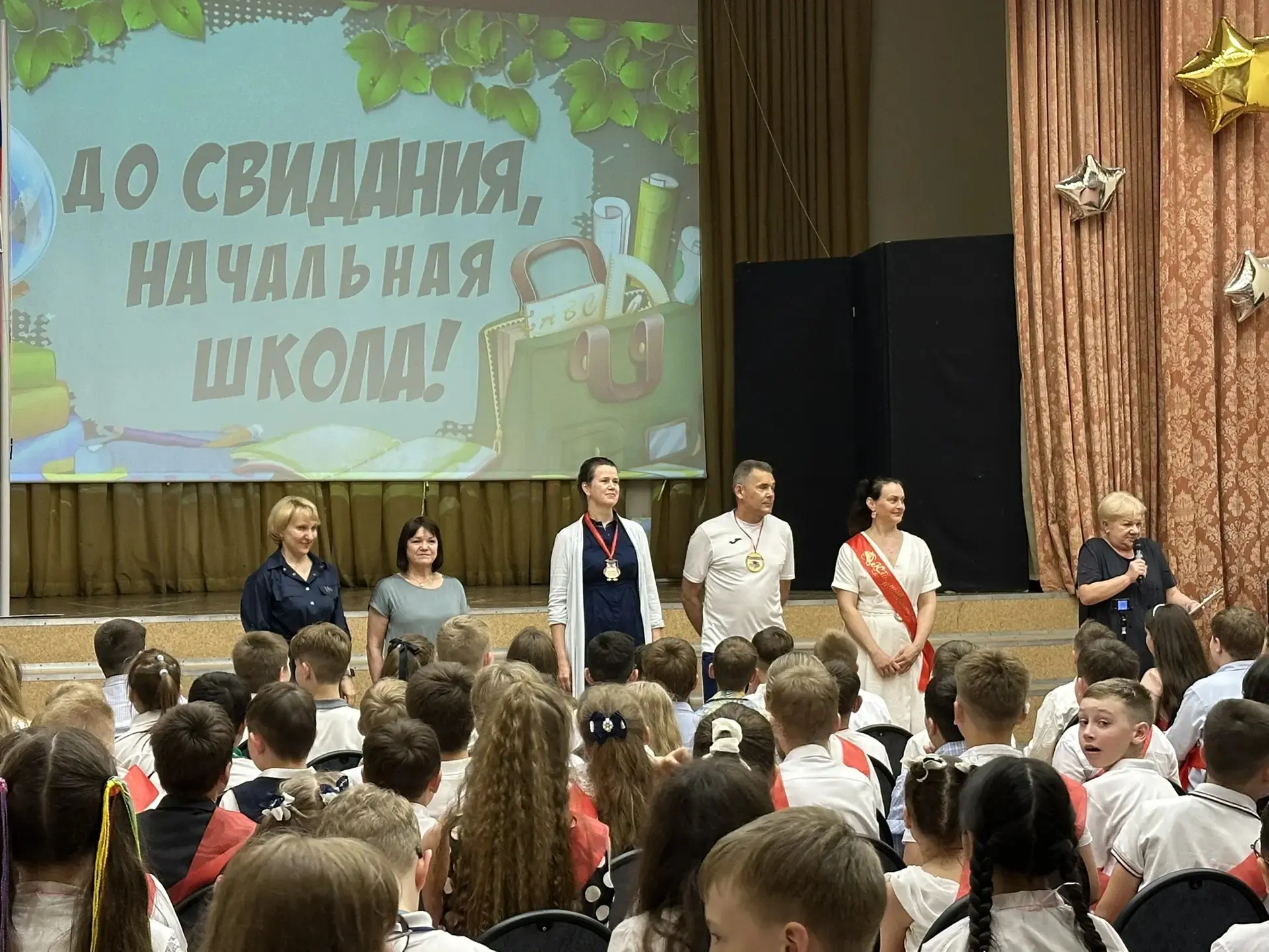🎓 Торжественные линейки прошли для четвероклассников  🤩Для наших четвероклассников пятница стала осо