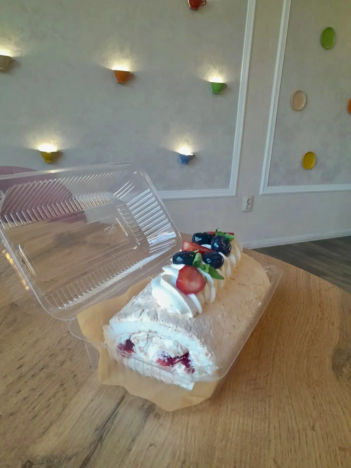 Меренговые рулеты испекли и уже выставили на витрину😍