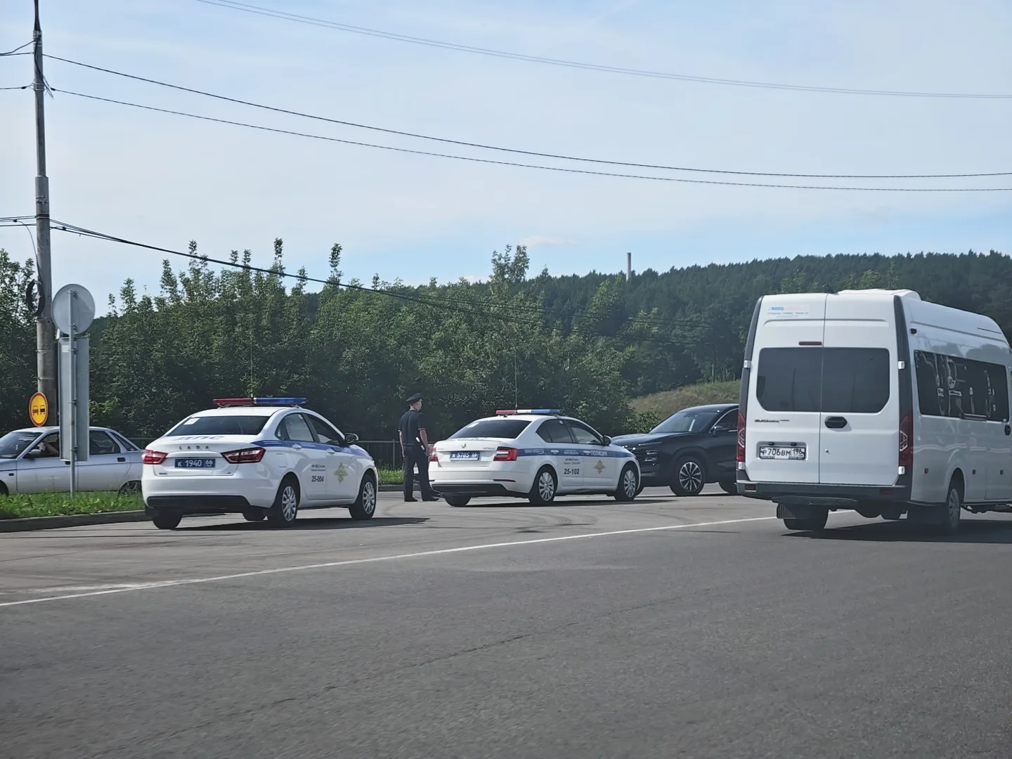 У Байновского места работают инспекторы ГИБДД. Остановили автомобиль без номеров.