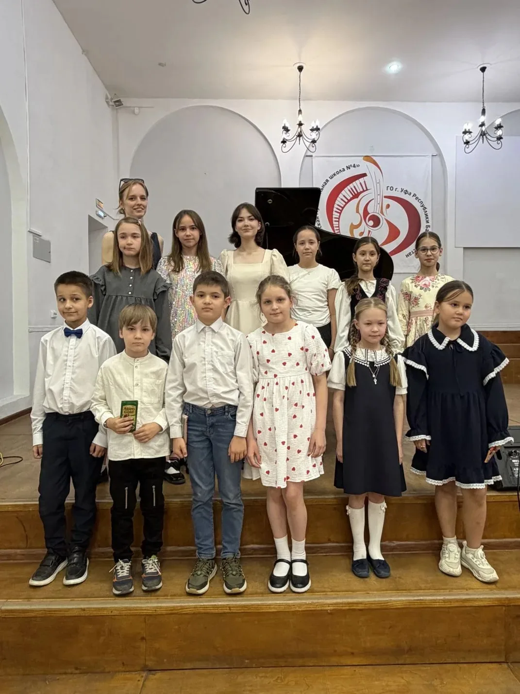 🎹 В теплый весенний вечер, в концертном зале нашей школы прошел классный концерт - род...