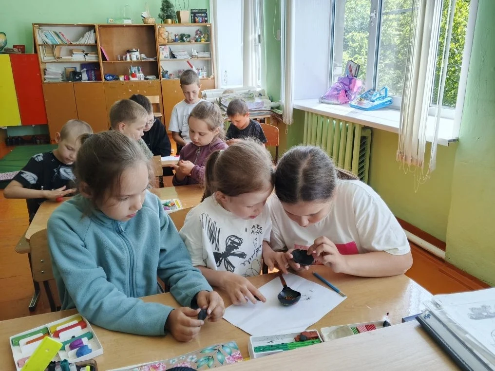 В нашем школьном лагере прошёл мастер-класс по народным ремёслам — лепке из пластилина! 🎨 Ребята с 