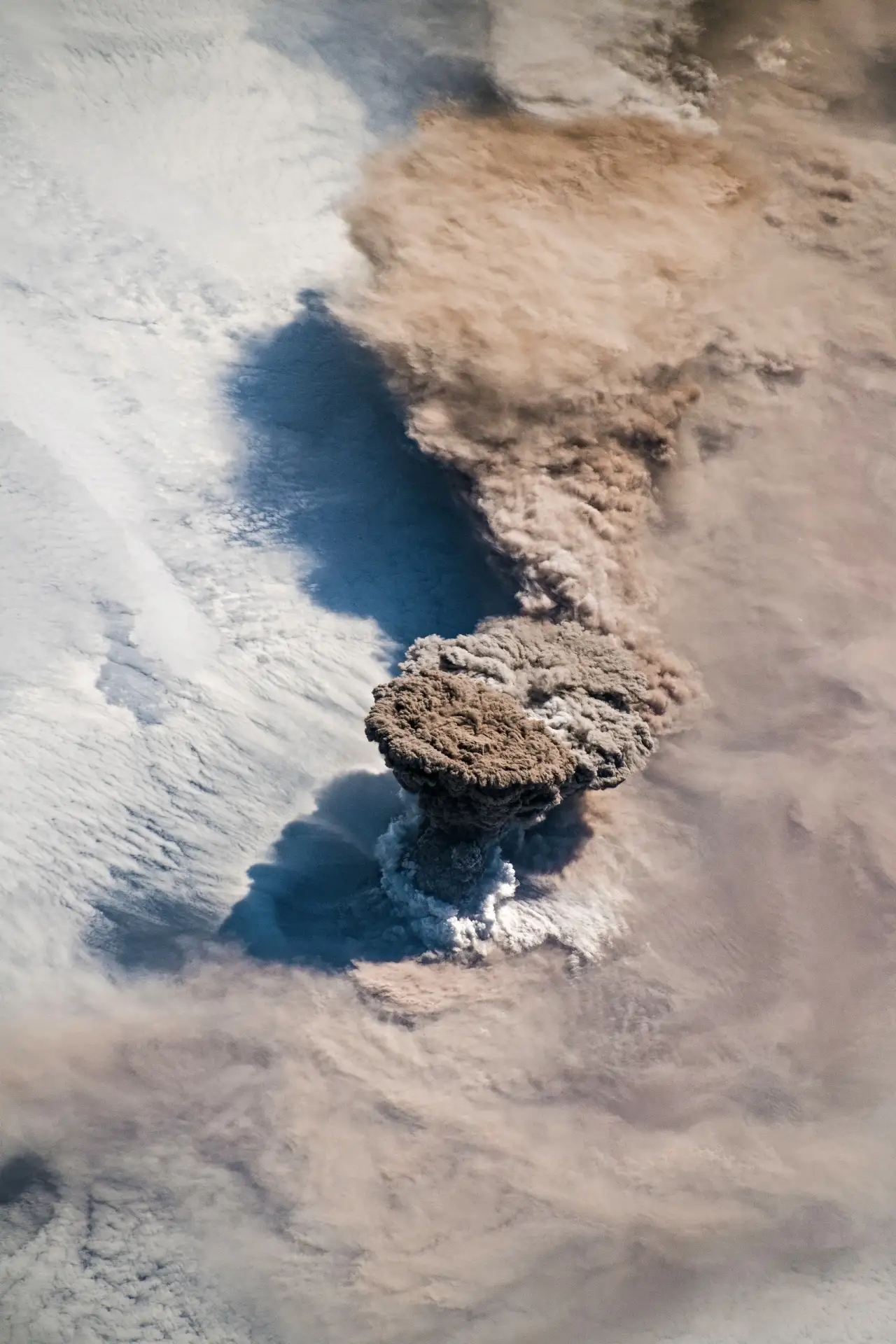 Потрясающий снимок извержения курильского вулкана Райкоке! 🌋

Снято с борта Международной космическ
