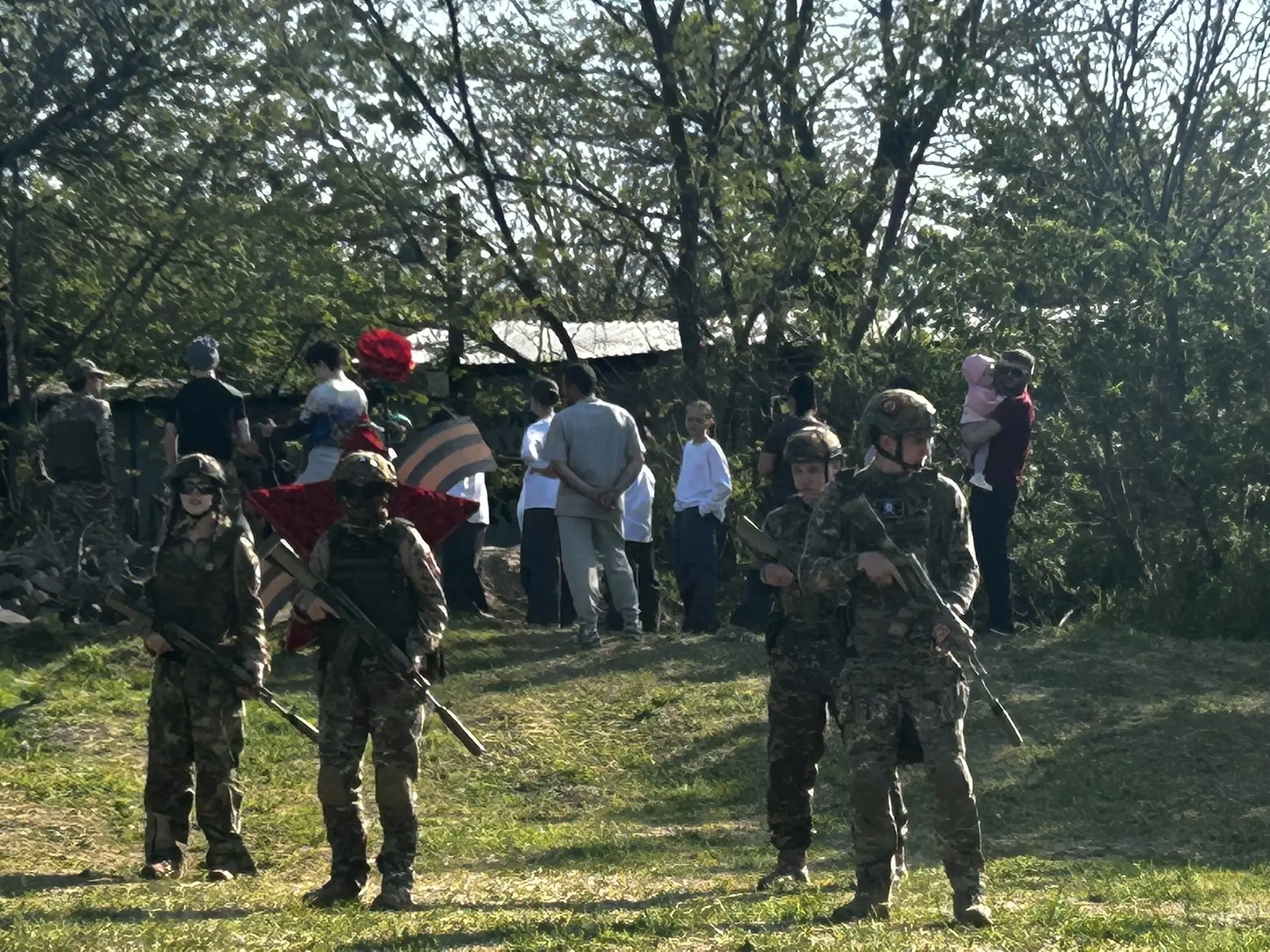 🇷🇺8 мая на Крепостном валу ученики 7А, 7В и 7Г классов вместе с классными руководителями Ольгой Вале