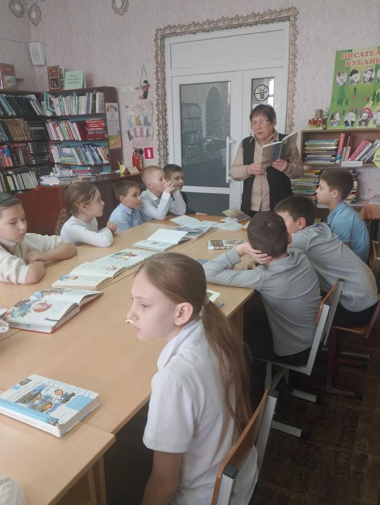 Школьный библиотечный клуб ,,С книгой по жизни" пригласил в гости учащихся 3 б класса. Ученики посмо