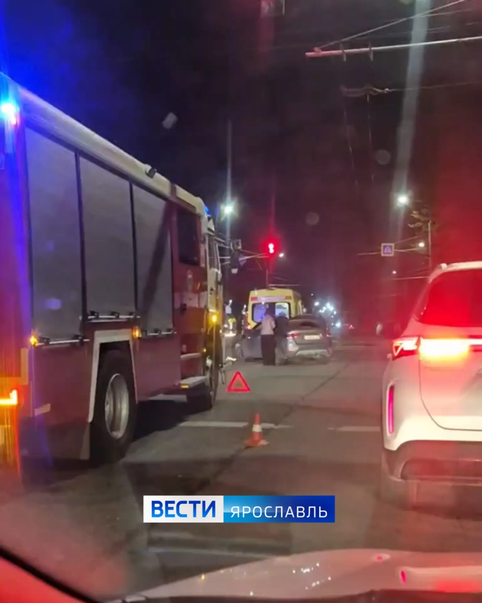 🚨В Дзержинском районе Ярославля столкнулись иномарка и автоваз  Накануне вечером, 13 мая, около 22:0