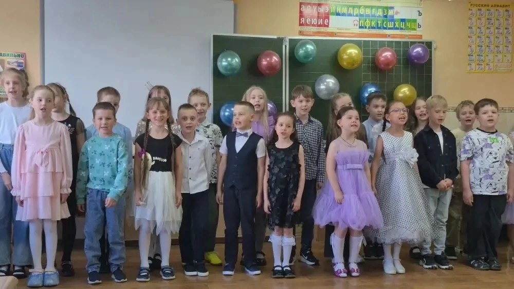 💥Вот и кончился год наш учебный, 
Не зовите вы нас первоклашки! 
Стали туфли малы нам и кеды, 
И ко