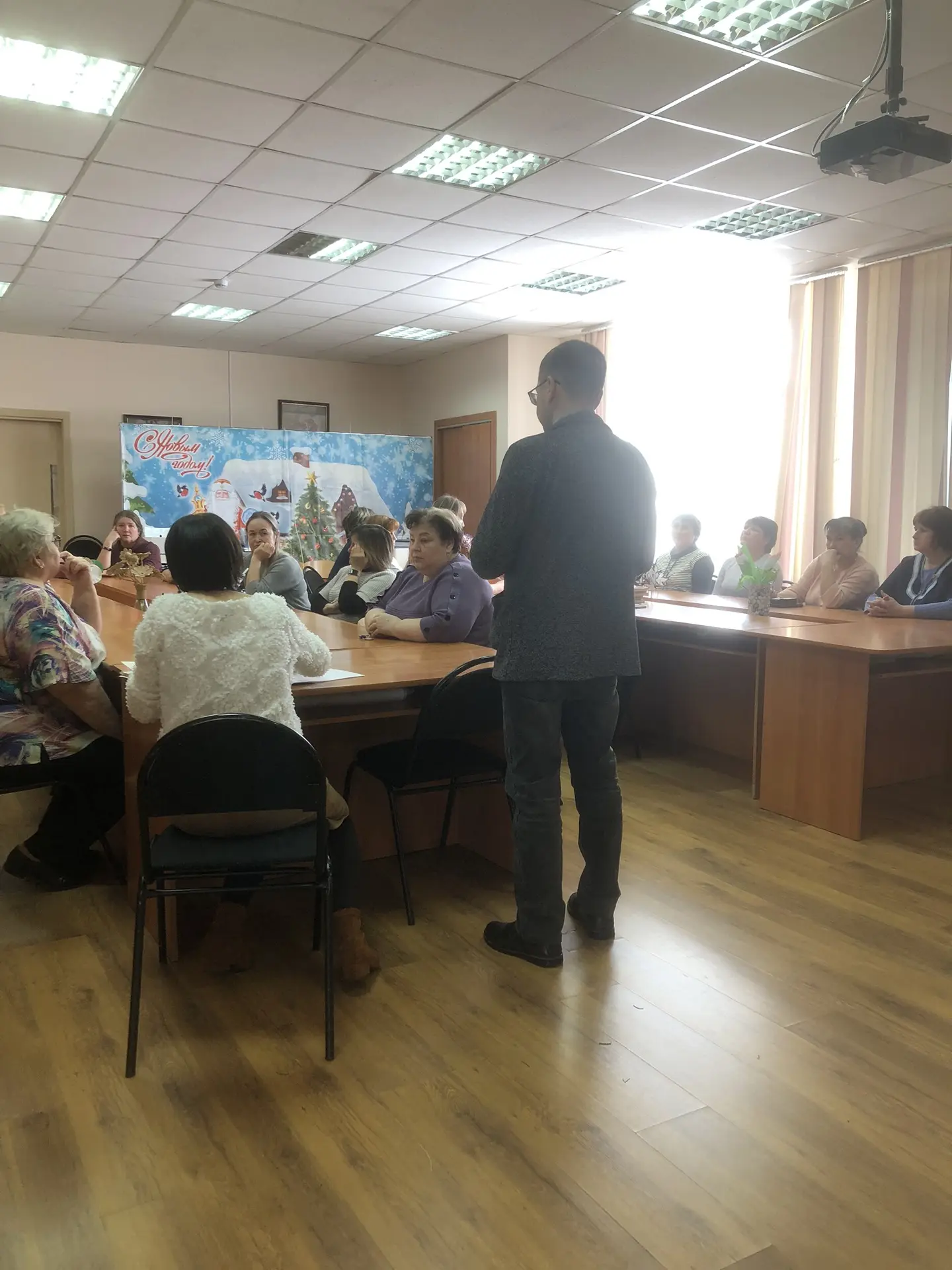 С работниками образовательного учреждения проведён плановый инструктаж по вопросам элек...