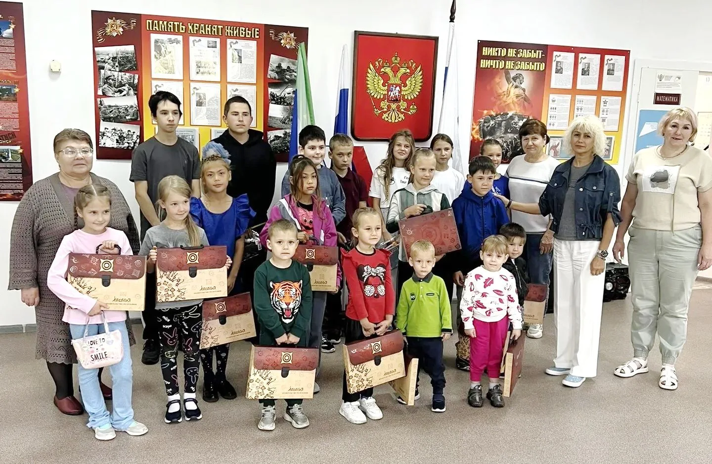 📚К школе готовы: сотрудники Аппарата вручили подарки детям из малых и отдаленных сел