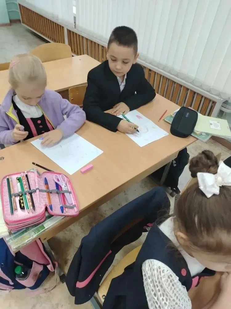 💥Ученики 1 "В" класса присоединились к акции "Моя мама - мой супергерой" и провели конкурс рисунков 