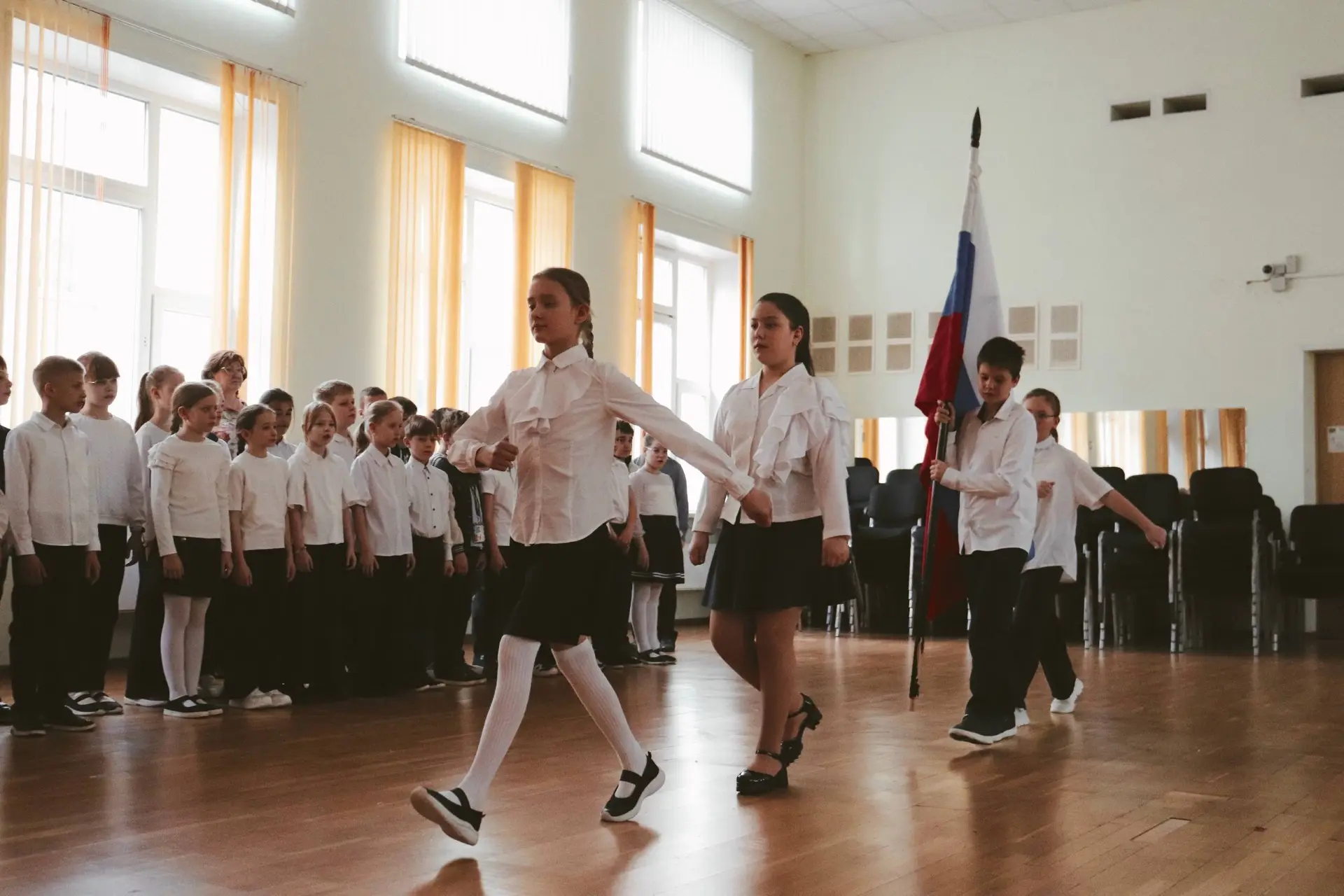 🇷🇺  Неделя в школе традиционно началась с торжественной церемонии поднятия Государственного флага Ро