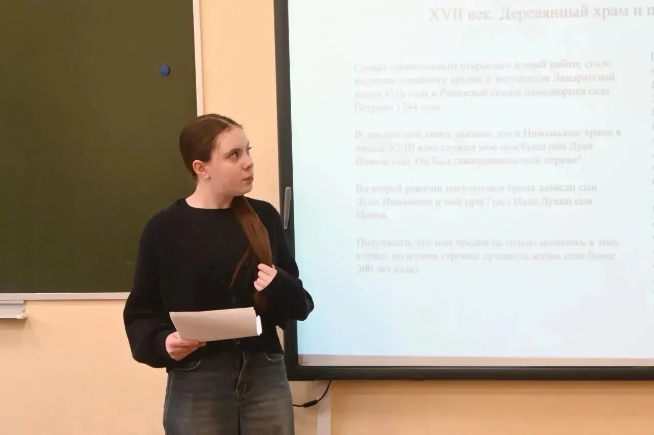 «Воды тихой речки отражают Окруженный деревцами храм. Годы и столетья пролетают – Каждый день молитв