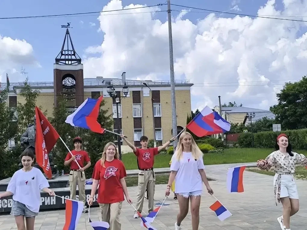 Юнармецы отряда «Память» (координатор Веденеева Валентина Васильевна) приняли участие в праздничном 