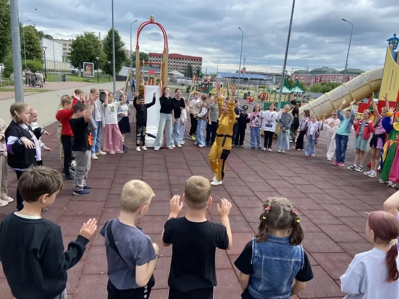День в нашем лагере сегодня был соткан из контрастов, словно полотно, на котором суровая история сос