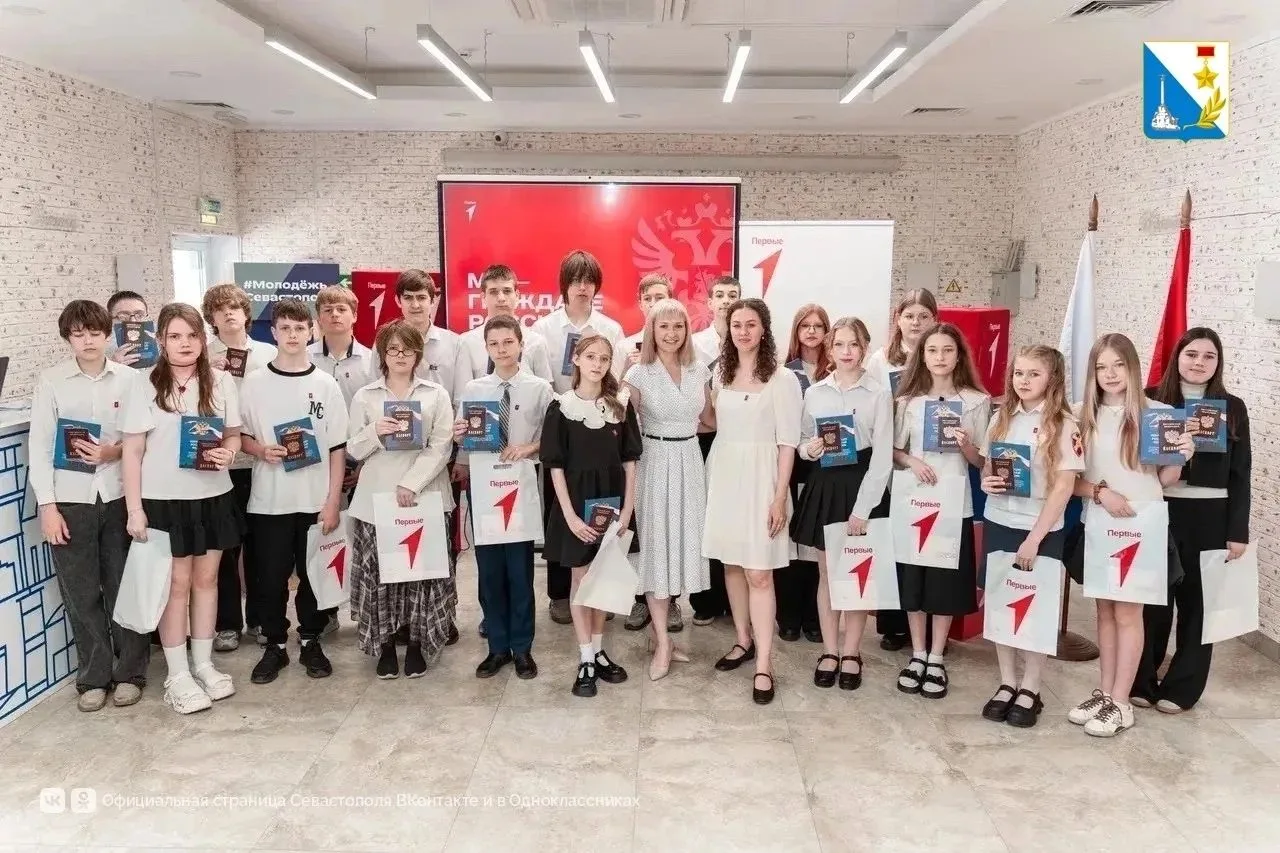 ПЕРВЫЙ ПАСПОРТ 🇷🇺👏 

Программа «Паспорт от Движения Первых» делает процесс получения главного док