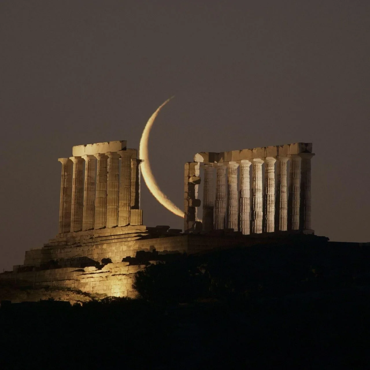 Лунный серп и храм Посейдона в Греции 🌙