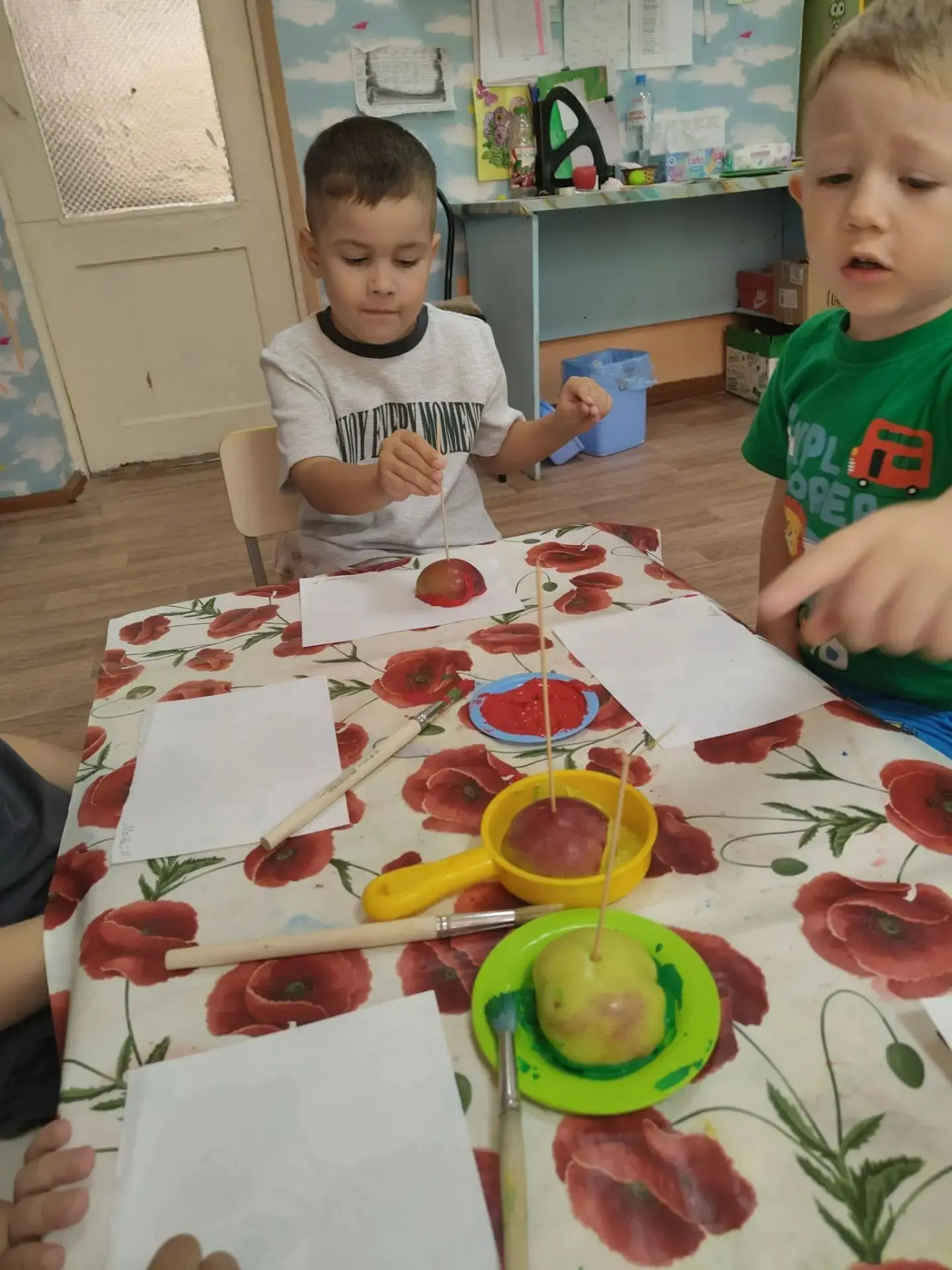 🍎 Знаете, чем пахнет Яблочный Спас? Правильно — яблоками и красками! 😄