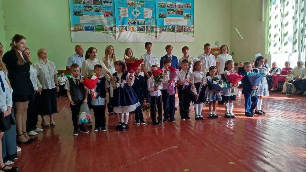 Сегодня наша школа снова озарилась улыбками, яркими букетами и белыми бантами! Торжеств...