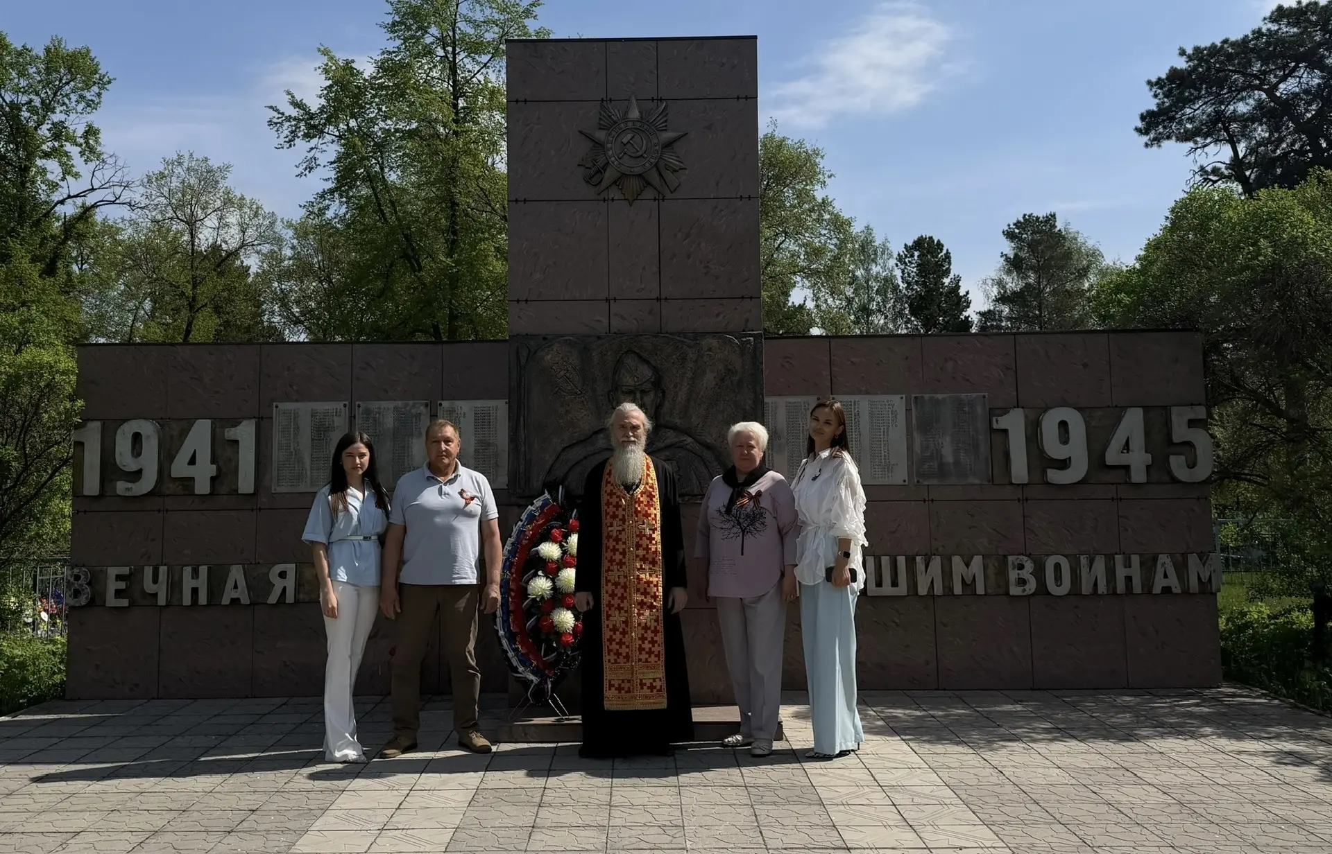 Подвиг героев в наших сердцах: торжественное возложение цветов в селе Лебяжье 🇷🇺

9 мая — день, ко