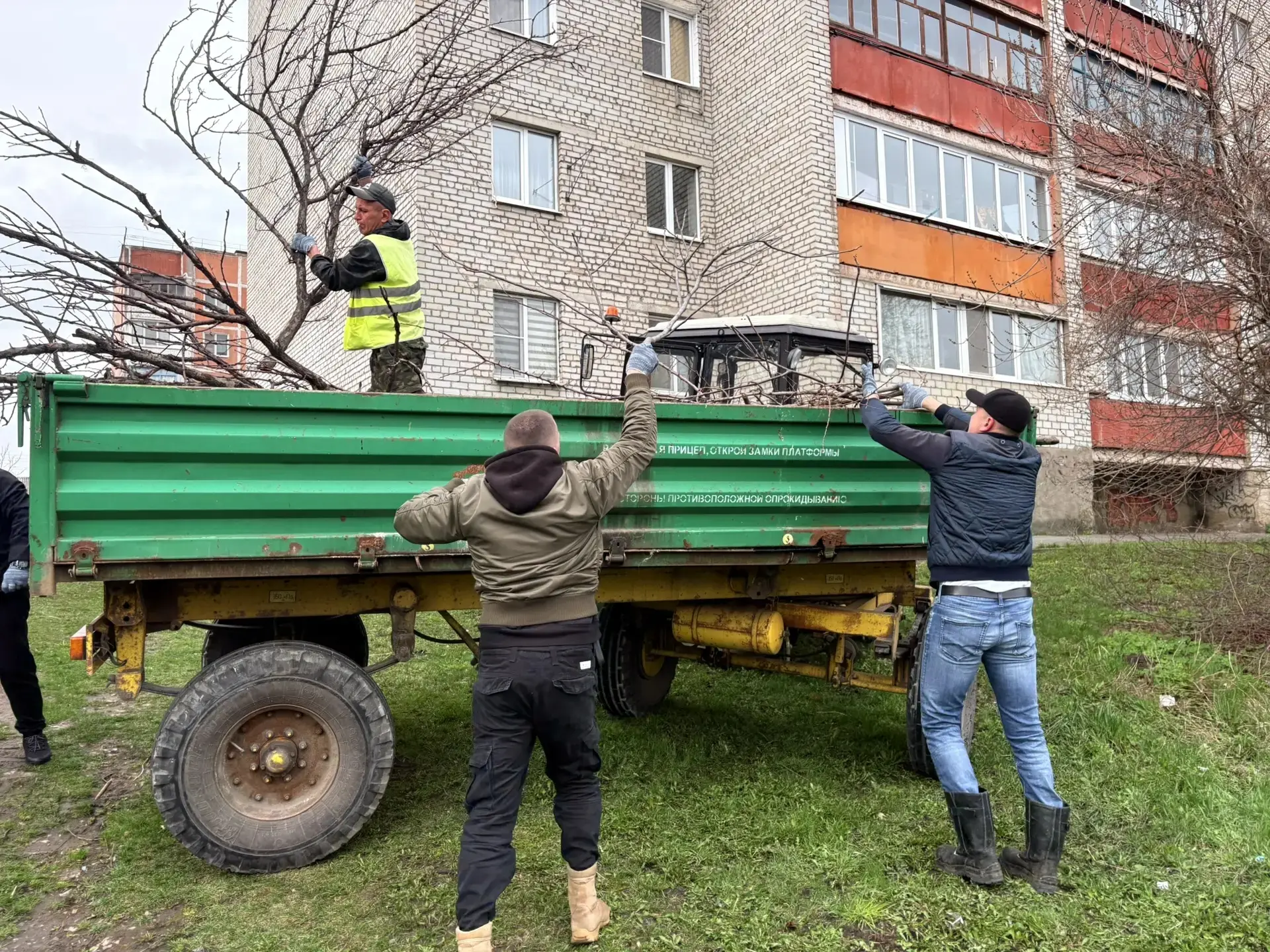 Состоялся очередной субботник!

Наш коллектив совместно с сотрудниками администрации навели санитарн