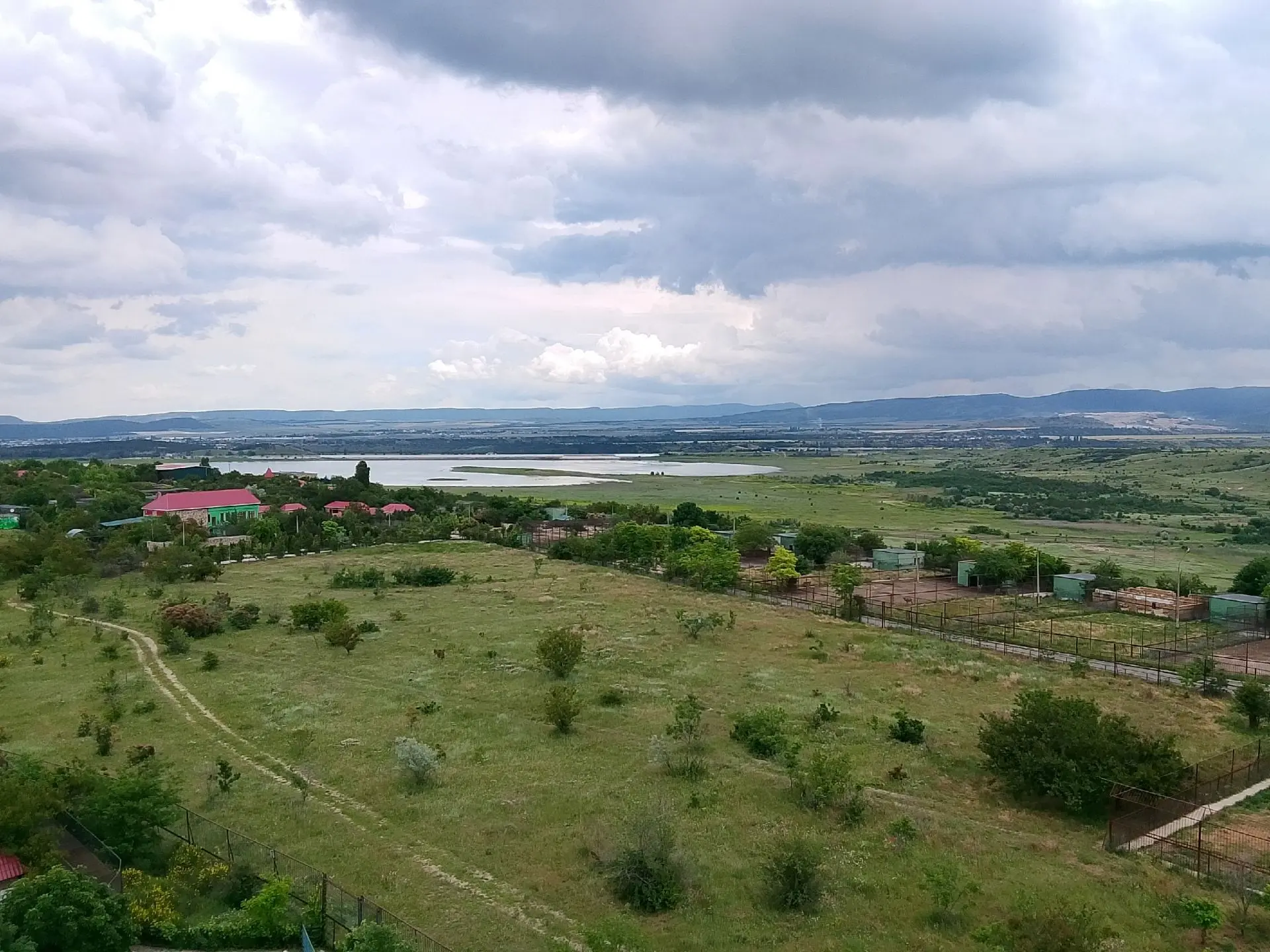 Тайганское водохранилище с высоты колеса обозрения в парке львов Тайган!