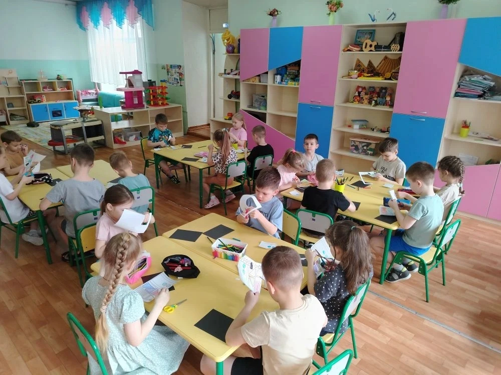 Дети группы №12 выполнили аппликацию "Ракета" и хотят всех поздравить с Днем космонавти...