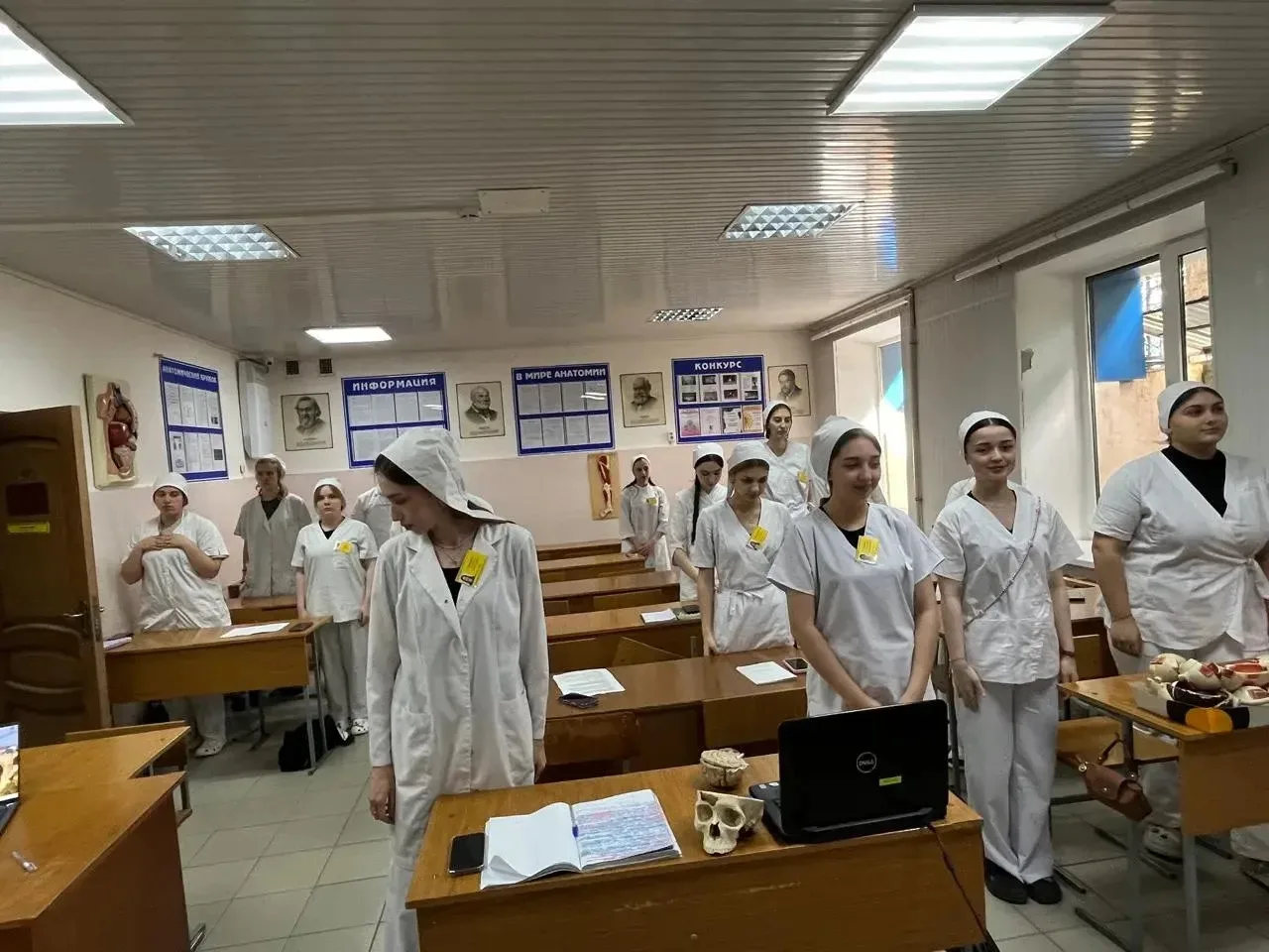Традиционно учебная неделя в колледже началась с поднятия флага и исполнения гимна Российской Федера