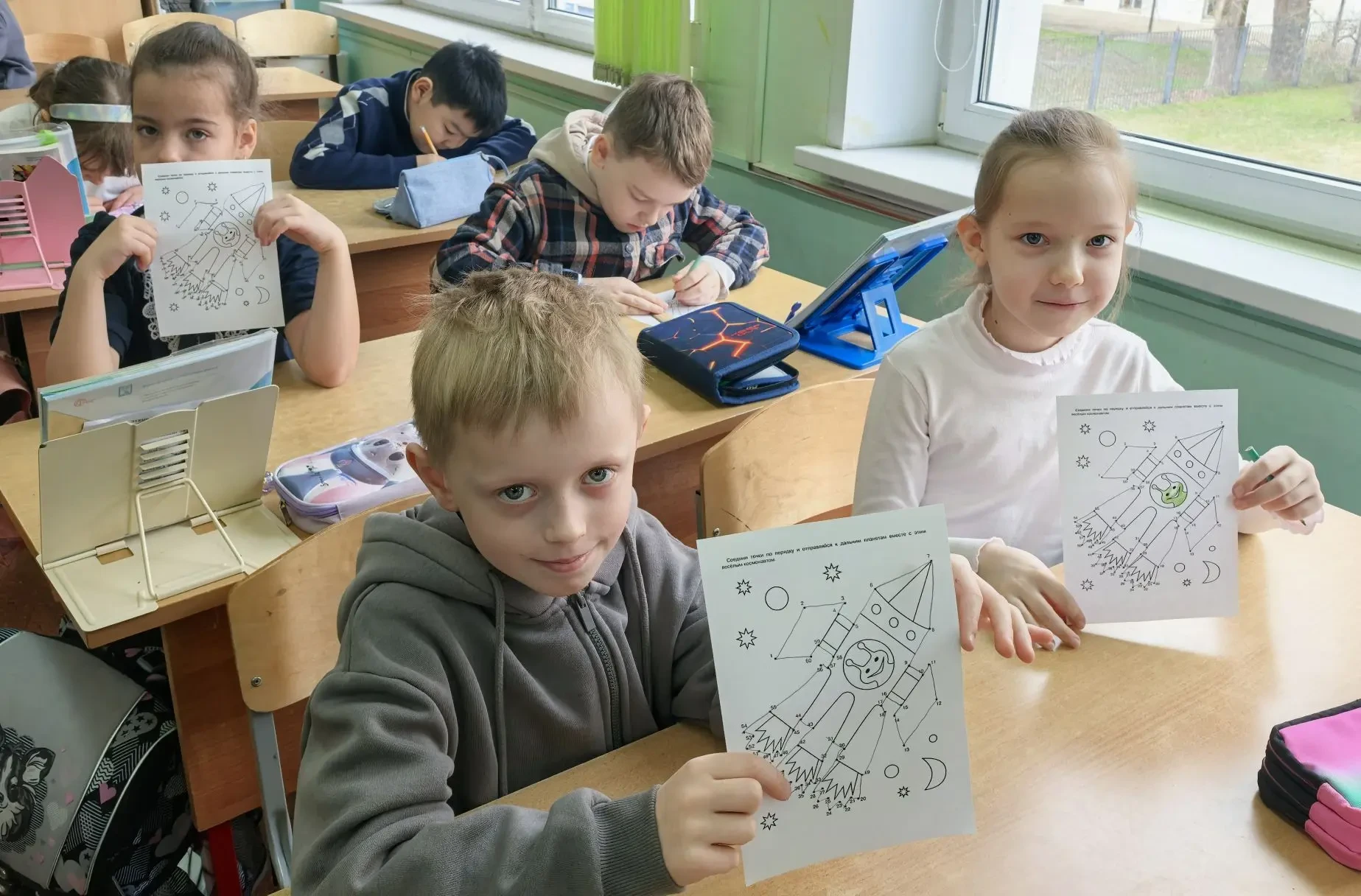 🚀 КОСМИЧЕСКАЯ НЕДЕЛЯ в 1 «В»: путешествие к звёздам!   Первоклассники 1 «В» класса совершили настоящ