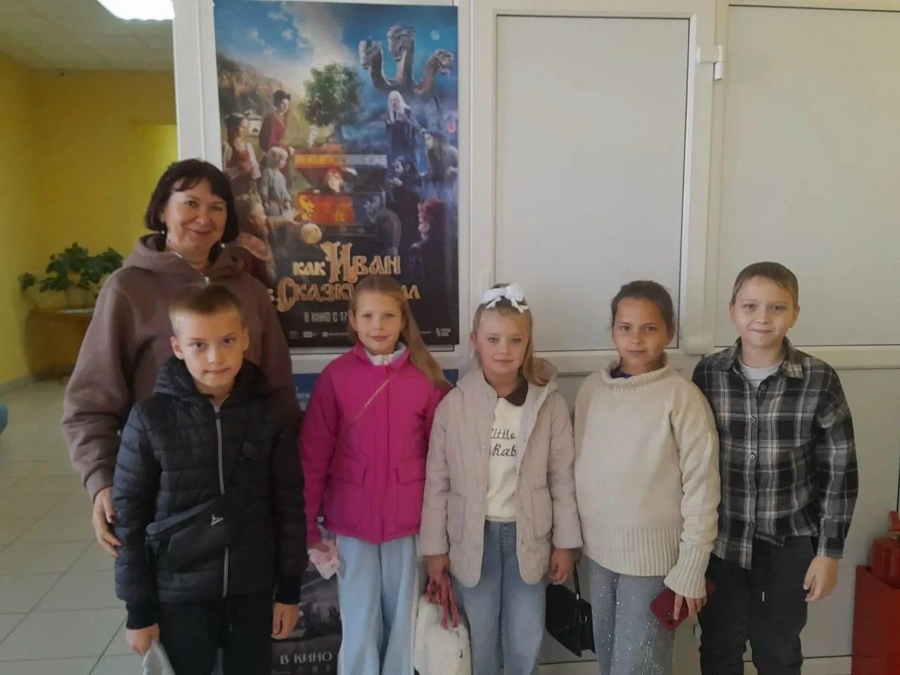Ученики начальных классов нашей школы посетили фильм «Как Иван в сказку попал». Совмест...