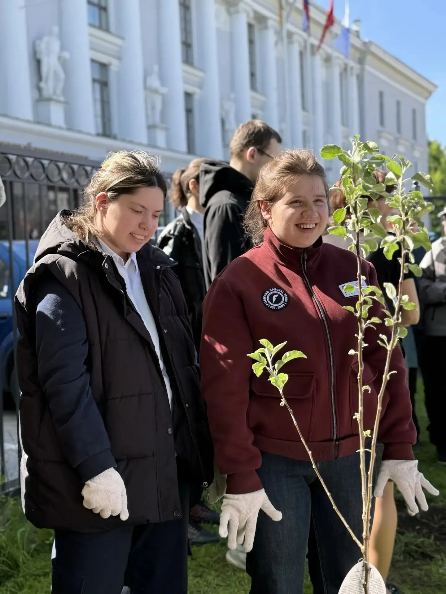 От выпускников — с любовью к школе ✨️

🌳 Выпускники 9 «А» и 11 «А» классов приняли участие в доброй