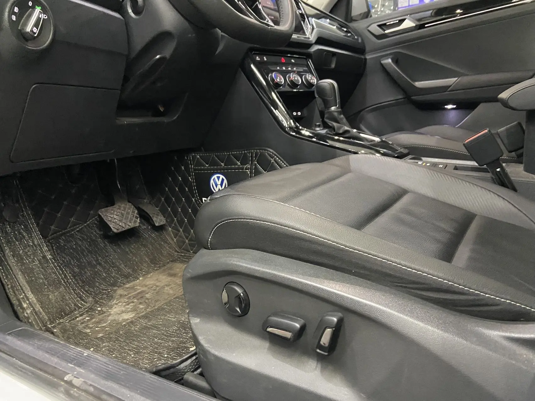 ✅ В наличии на нашей стоянке в Китае   VW T ROC 2023 год 28 000 км 1.4 бензин - 150 ЛС  Передний при