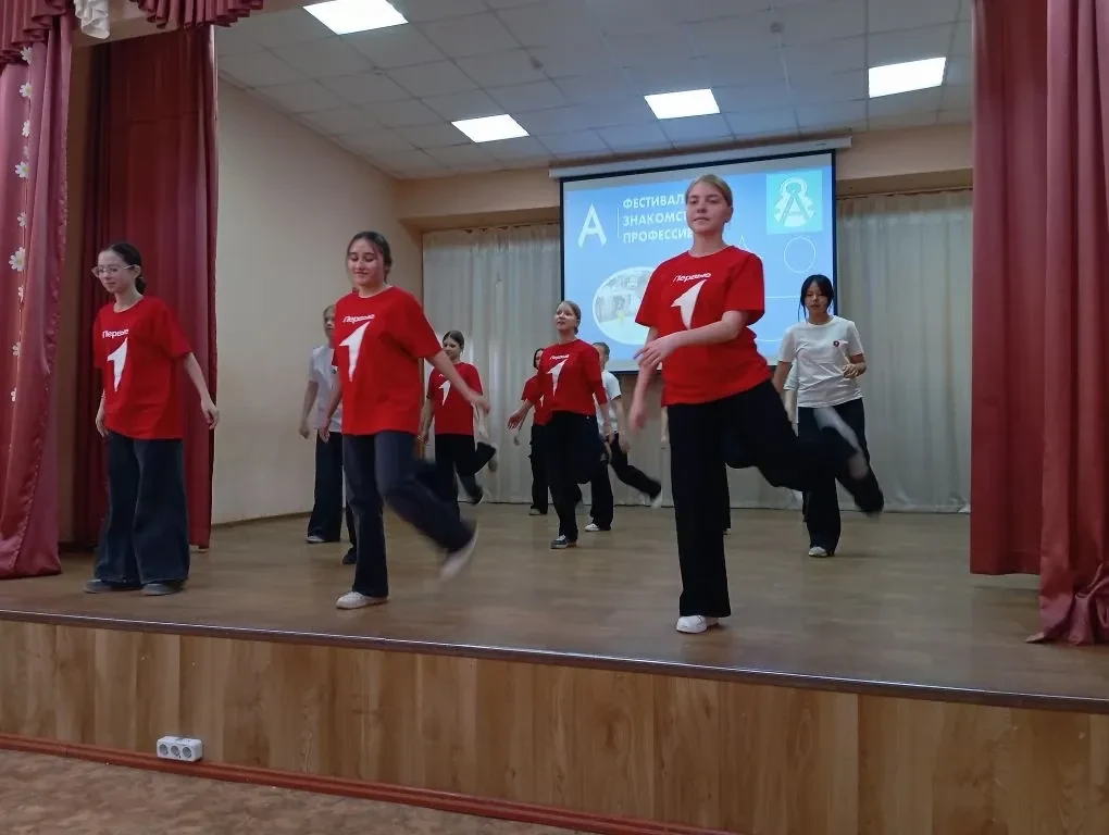 Фестиваль знакомства с профессией прошел на площадке МБОУ СОШ № 177. С приветственным словом к участ