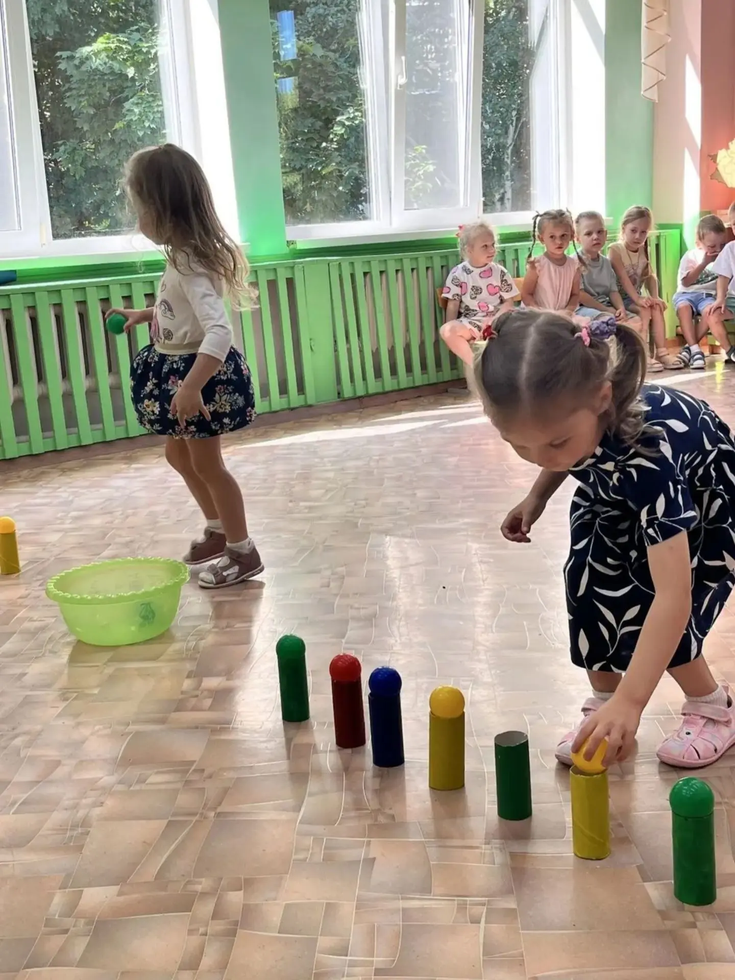 Летом весело живём!
И даже в группе в пасмурный день мы найдем чем заняться!
Веселые игры и эстафеты