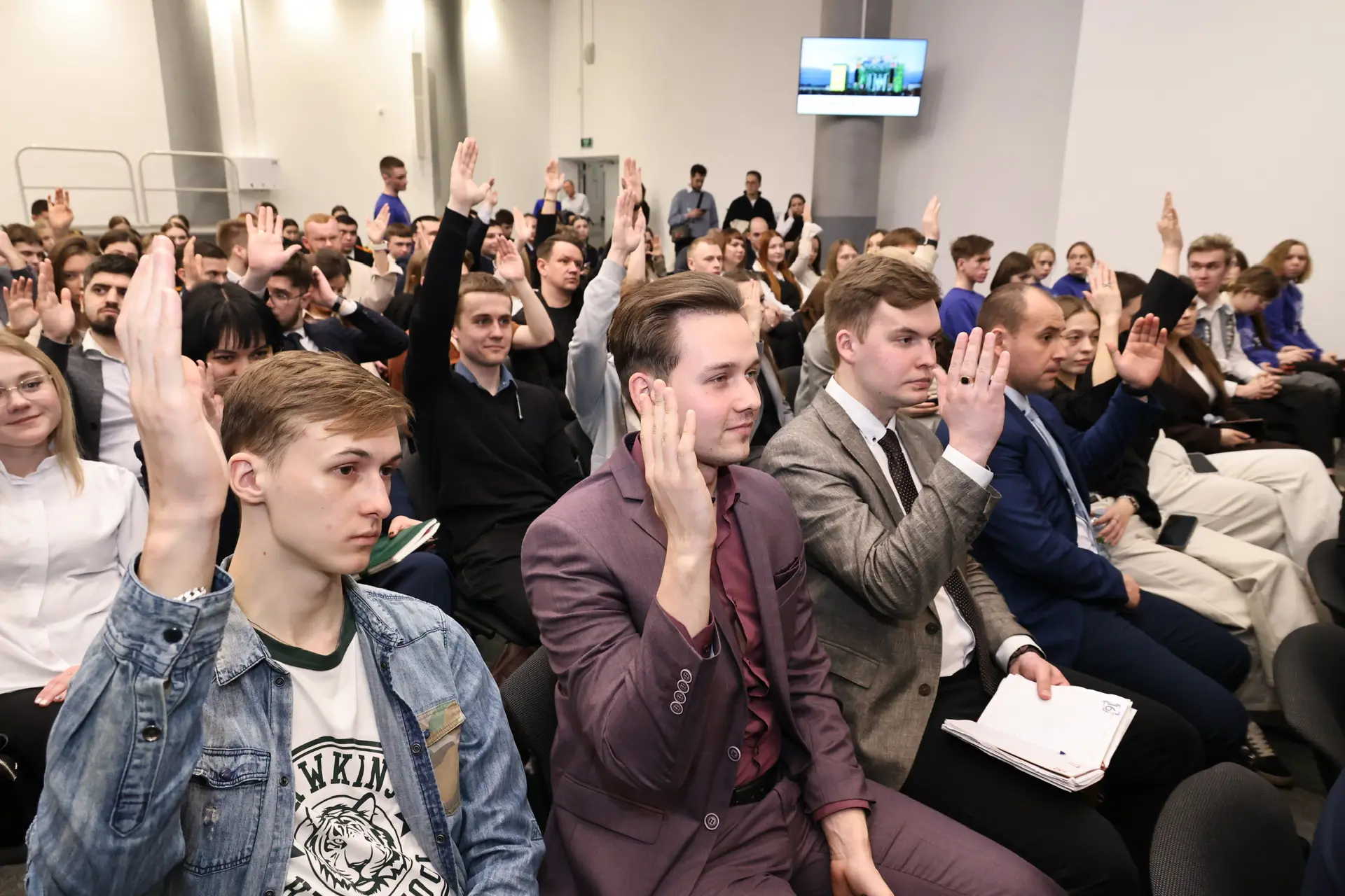 «Мин татарча сөйләшәм, ә син?» – «Я говорю по-татарски, а ты?»  С этой фразы сегодня начал свой докл