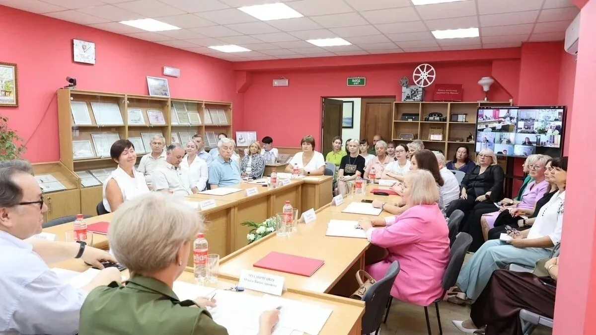 Сотрудники архивного отдела (муниципального архива) Сакского района посетили заседание ...