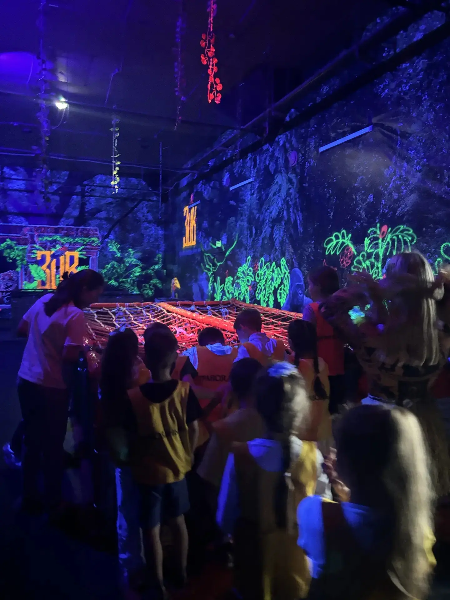 1Г класс посетил увлекательное  уникальное Игровое шоу "Зов Джунглей"🌴🐯  Это захватывающее спортивно