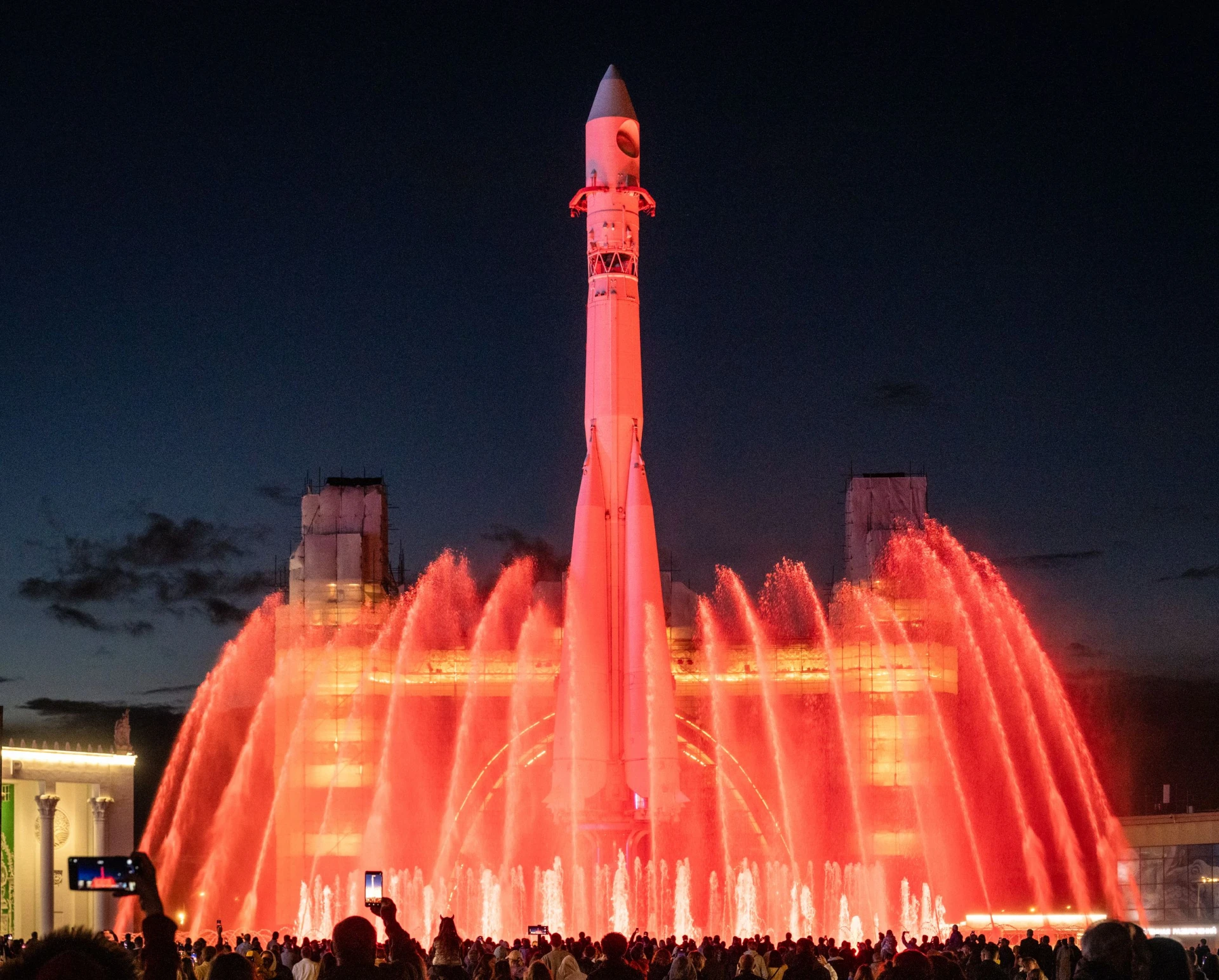 💫 Светодинамическое шоу фонтана в чаше под макетом ракеты-носителя «Восток»