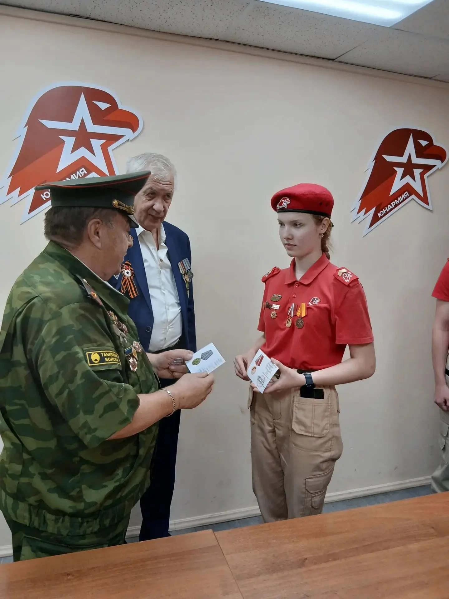 В Доме Юнармии самым лучшим юнармейцам вручили медали «За заслуги».

Это знак отличия для тех, кто н