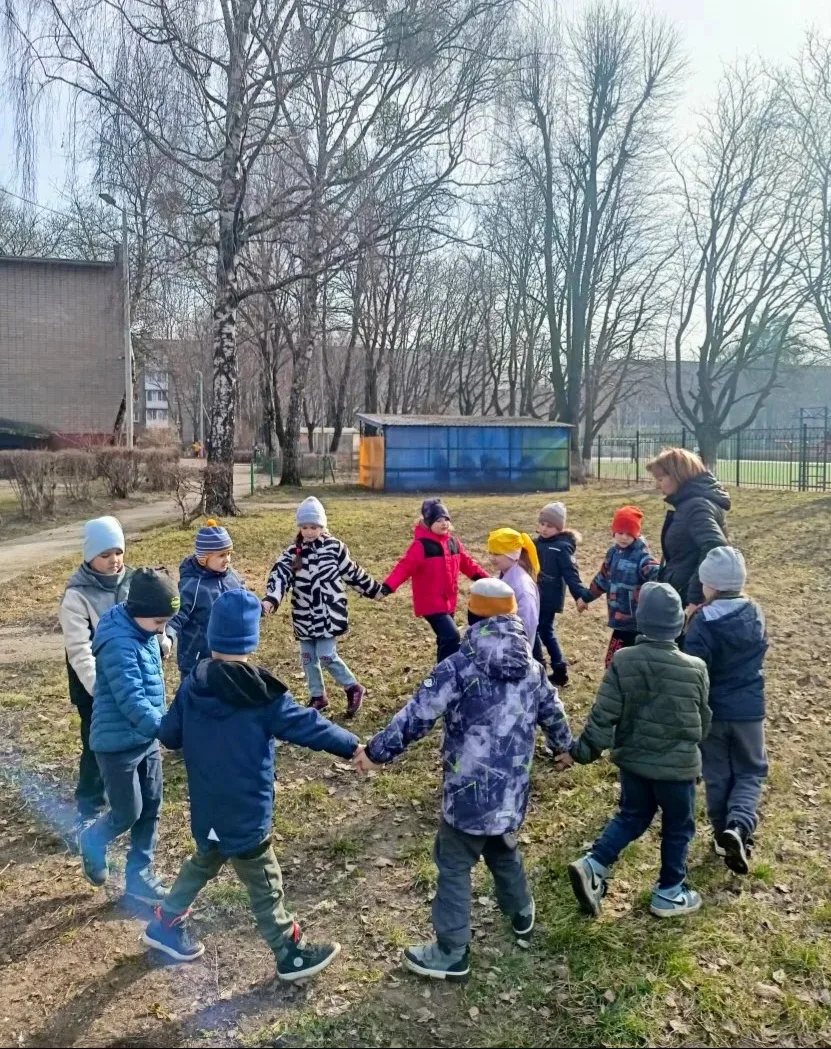 Наступили тёплые дни!☀️Всё больше времени ребята подготовительной группы "Солнышко" проводят на свеж