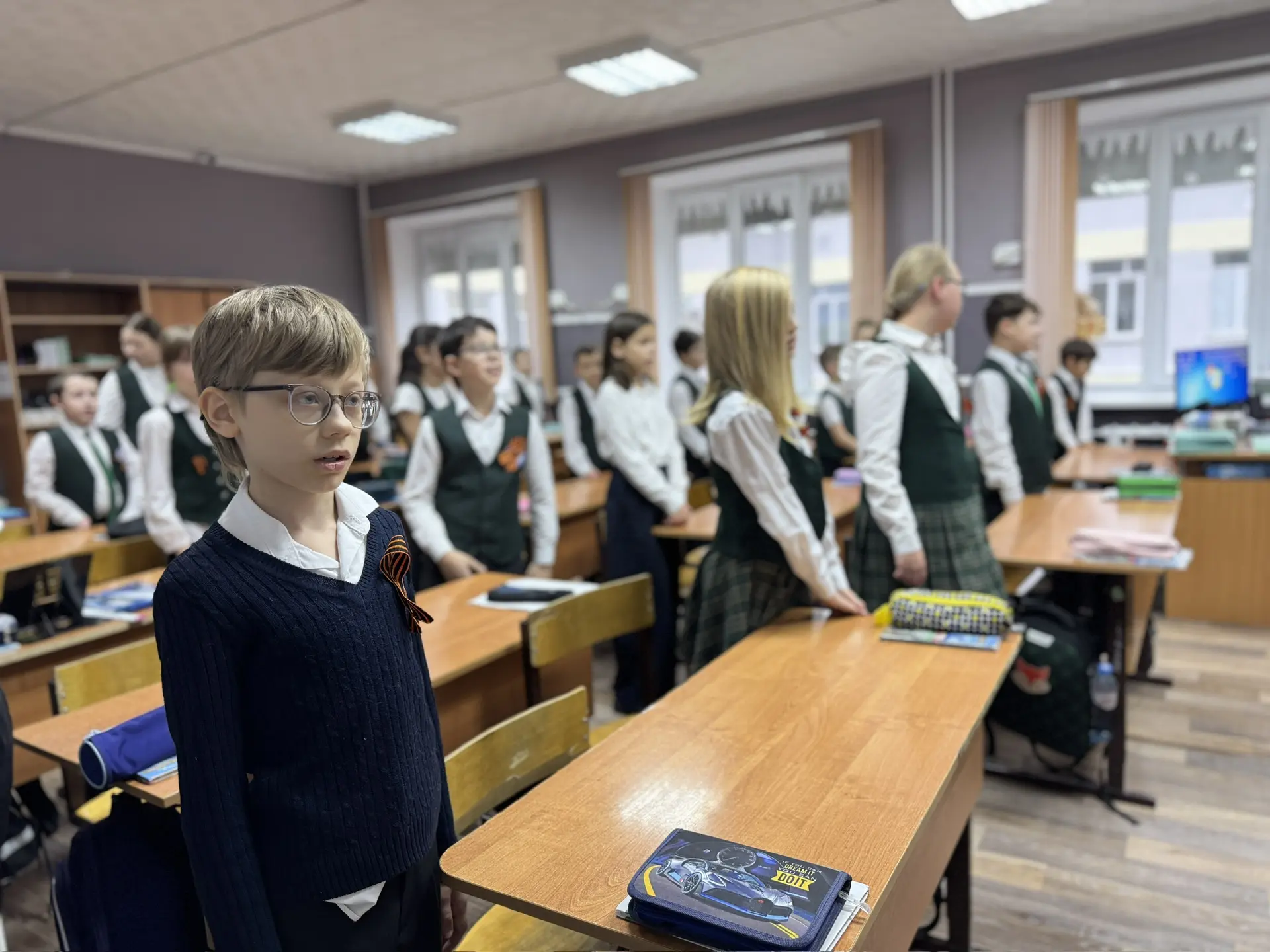 Всех с началом новой учебной недели! 🌟  Понедельник традиционно начался с еженедельной линейки подня
