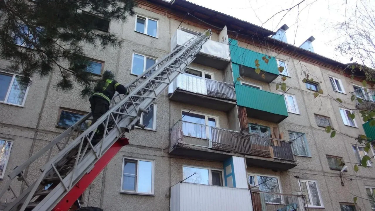 Женщину с маленьким ребёнком спасли из запертой квартиры в Большой Ирбе🙏🏻