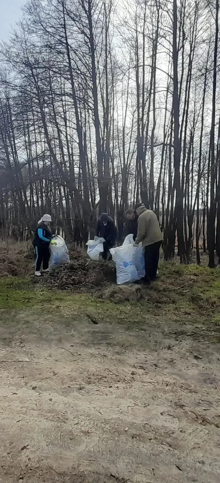 ♦️Не первый год члены общественного Совета Калининского района проводят весенний субботник у родника