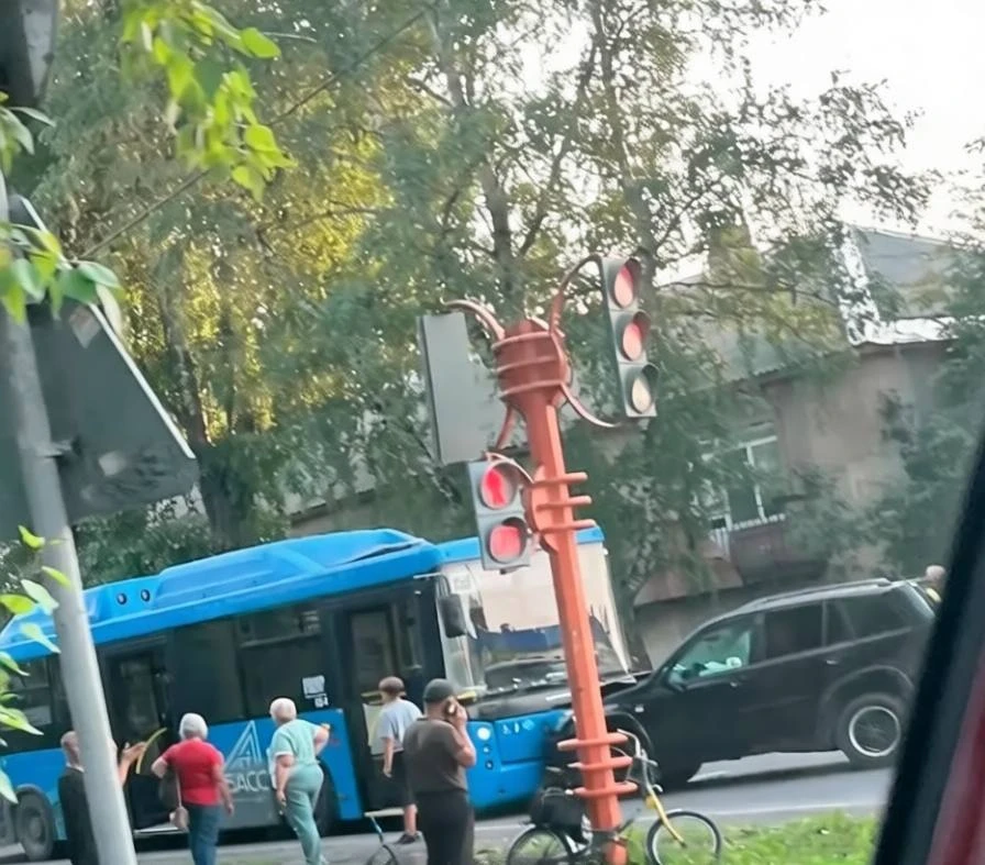 Романтика на Антипова: лоб в лоб встретились автобус №156 и машина.